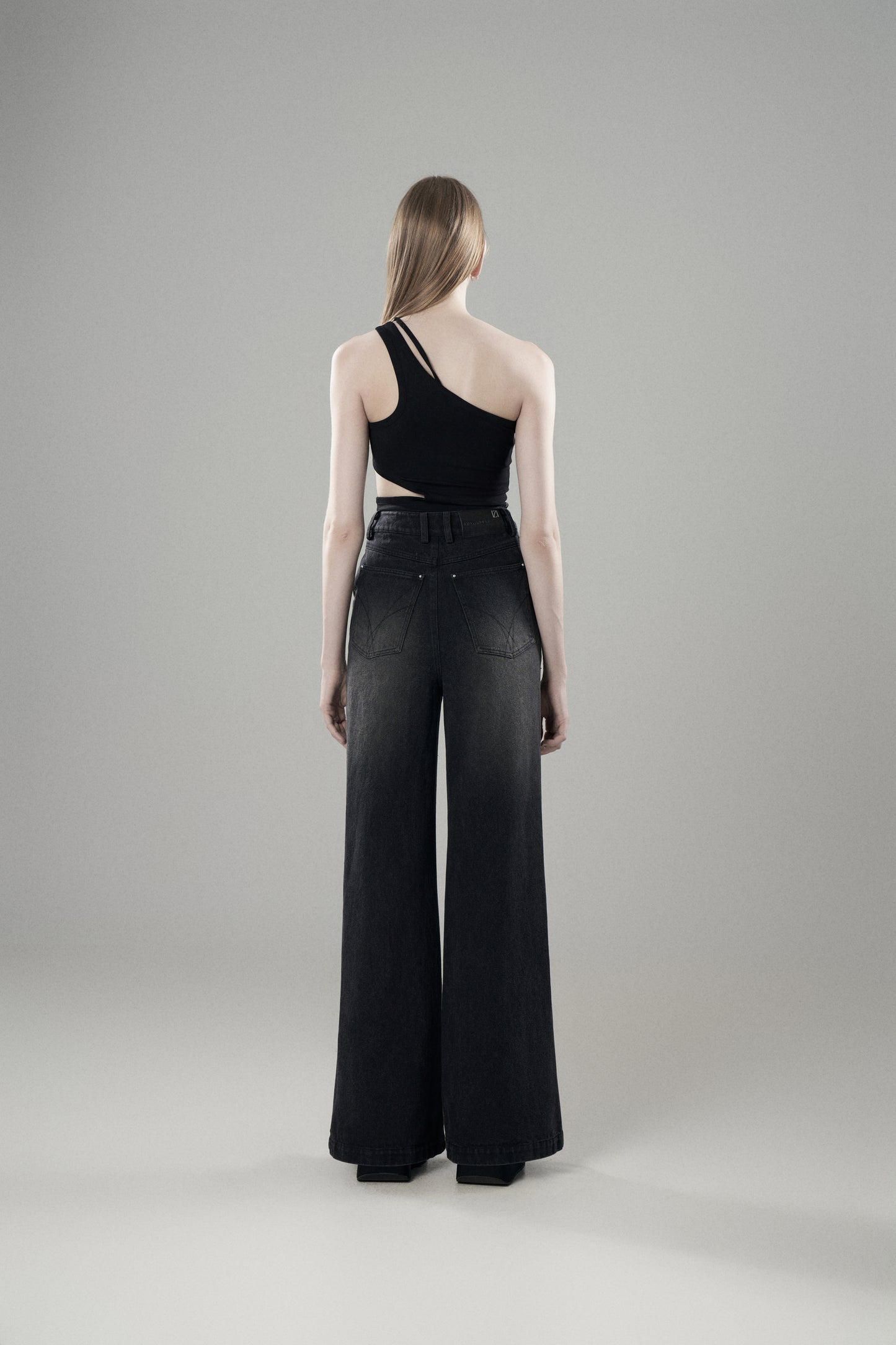 LOOSE-FIT FRAYED HOLLOW OUT JEANS