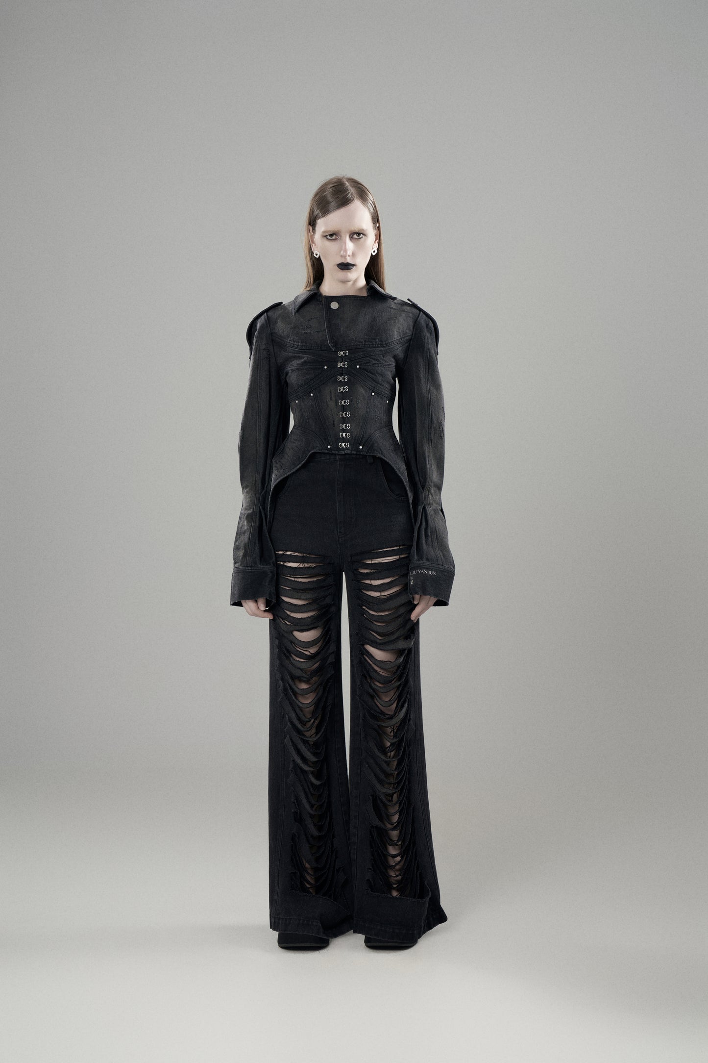 LOOSE-FIT FRAYED HOLLOW OUT JEANS