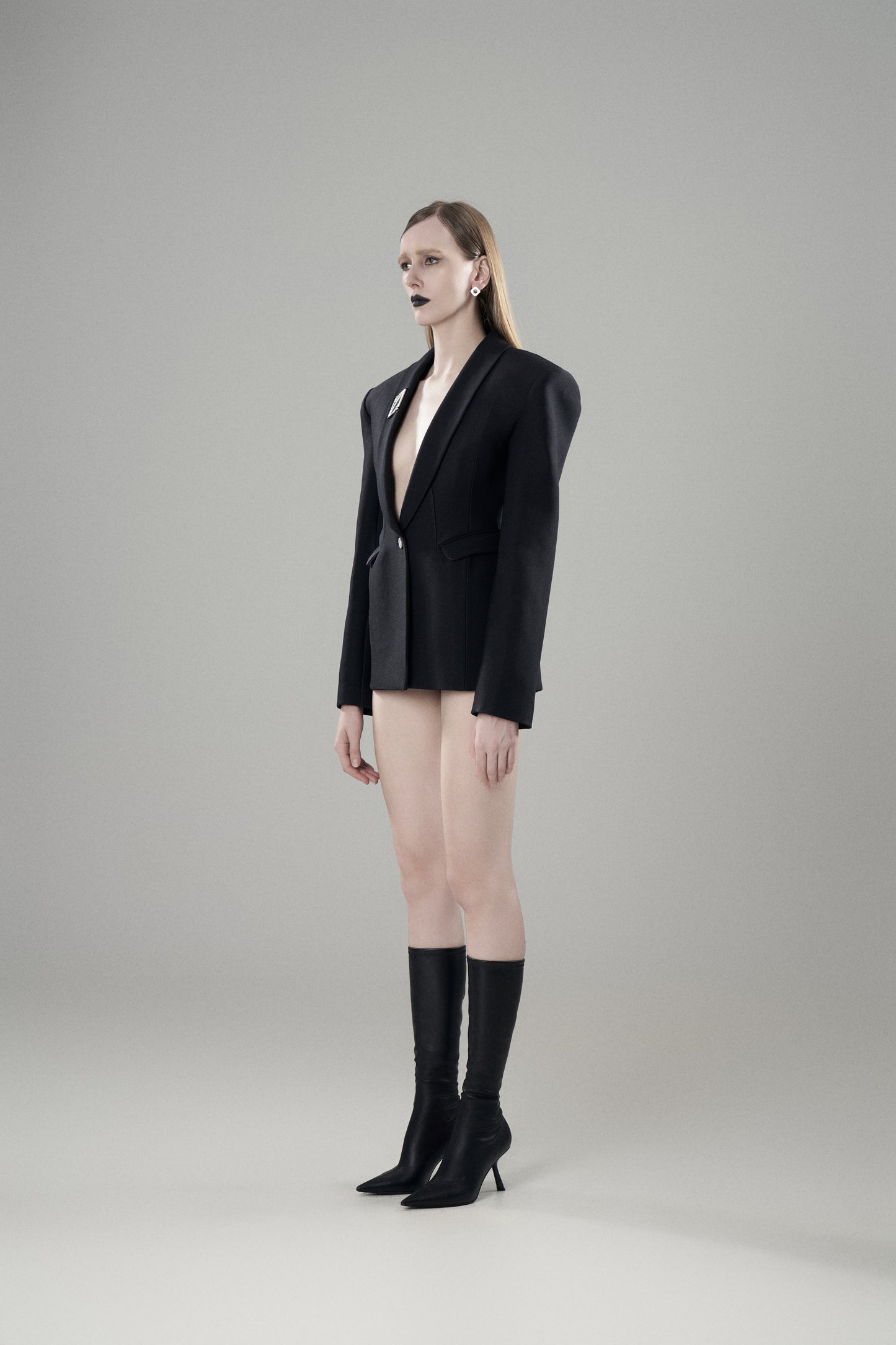 WIDE-SHOULDER CINCHED-WAIST TAILORED SUIT