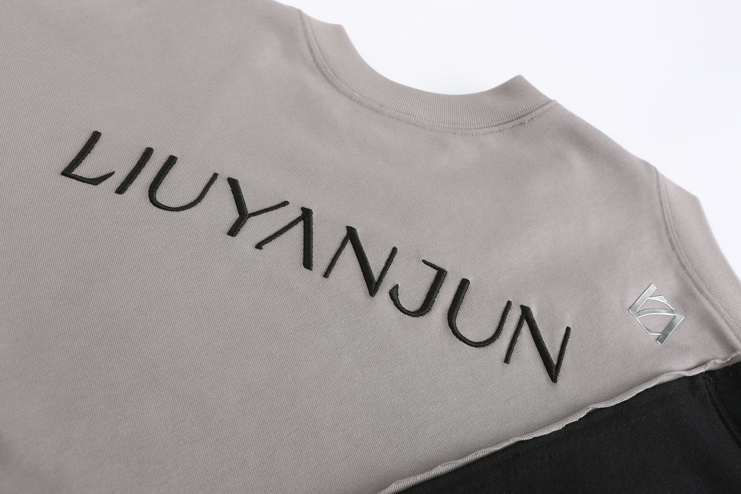 BLACK CONTRAST MULTIWAY WEARING T-SHIRT