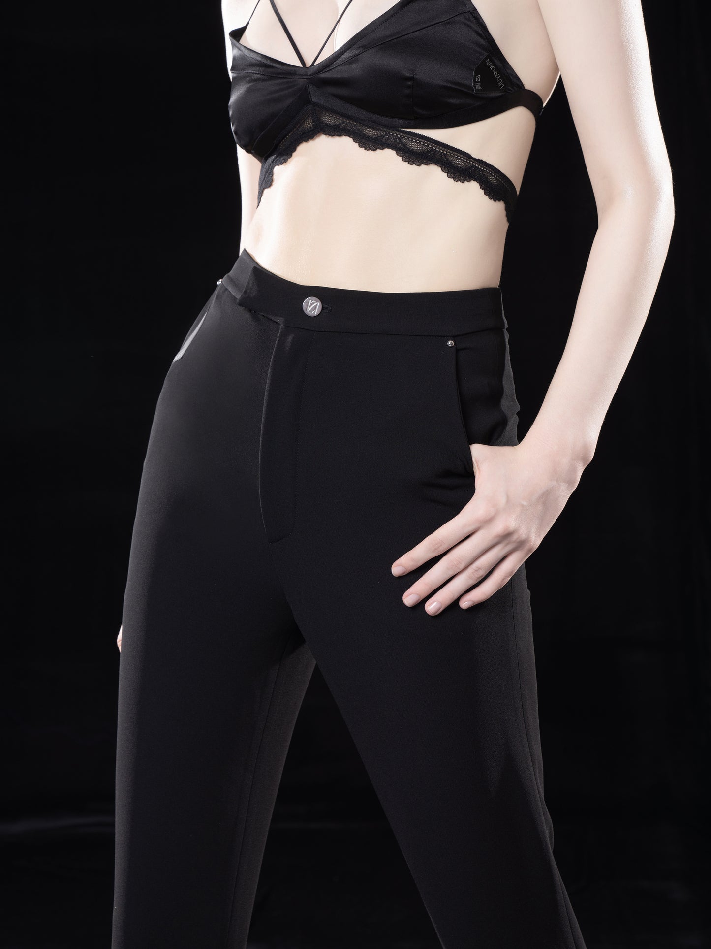 BLACK TAPERED STIRRUP PANTS
