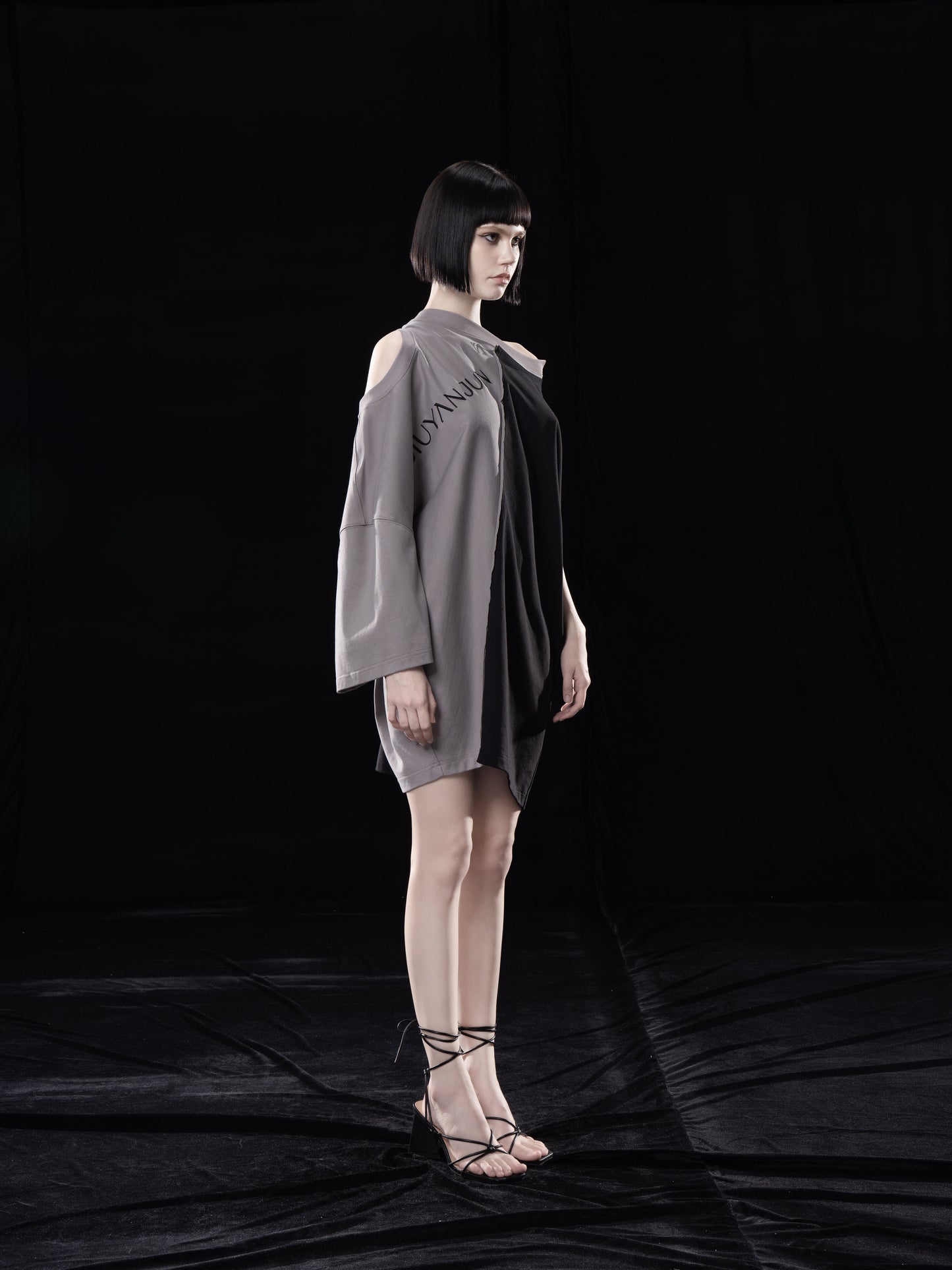 BLACK CONTRAST MULTIWAY WEARING T-SHIRT